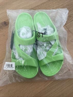 Women’s DAWGS Sandal. Soft Lime. Size 8. NWT